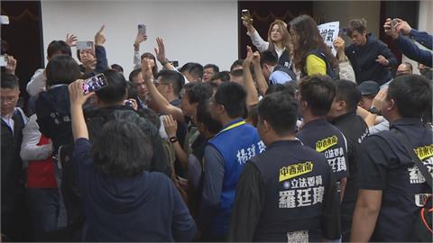 快新聞／為中火爆衝突！藍抗議阻卻卓榮泰發言　他無奈喊：我是來解決問題的