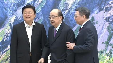 快新聞／朝野協商搶C位！柯建銘不滿傅崐萁坐主位　卓揆一臉尷尬打圓場