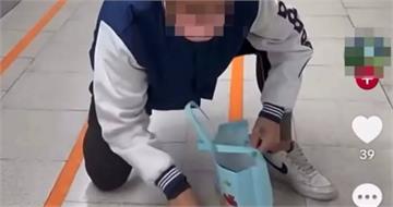 雞肉店員工拍片模仿張文！「蹲地學丟煙霧彈」遭炎上　老闆急發聲：已開除