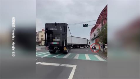 雲林婦騎車玩命？　大車旁闖燈、逆向險遭「內輪差」奪命