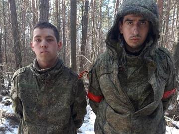 快新聞／烏俄戰火延燒！　烏克蘭陸軍「捕獲2俄羅斯戰俘」正面照曝