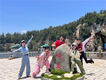《綜藝新時代》體驗蚵田採收遇74歲阿北！楊繡惠驚嚇因「撞臉」阿翔一模一樣