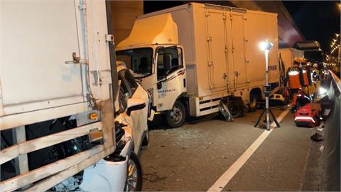 快新聞／國1五股匝道「深夜四車連環撞」！　1貨車嚴重變形、駕駛不幸身亡