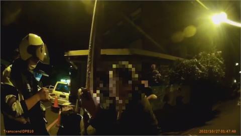 酒駕闖紅燈跑給警察追！　騎士被逮裝熟攀交情「求放過」