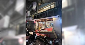 強風灌北市！文山區摩斯漢堡「招牌整面墜落」壓機車　網笑：誰點招牌套餐