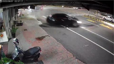 騎士好衰！嘉義廂型車追撞波及２機車　高雄轎車闖紅燈波及３機車