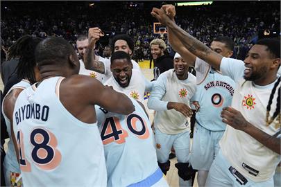 NBA(影)/前隊友柯瑞當場傻眼!「北卡雄鷹」巴恩斯上演回娘家復仇戲碼絕殺勇士