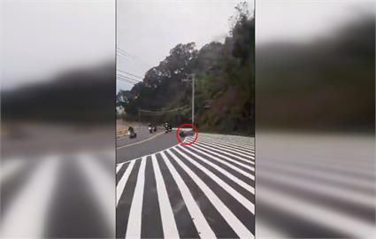 屏東霧台鄉台24線　騎士過彎連人帶車撞山壁