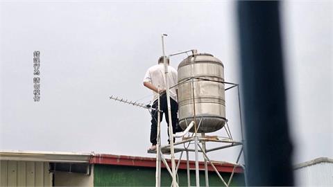 屏東驚險警匪對峙！　嫌持爆裂物逃屋頂　警大陣仗「封街逮人」