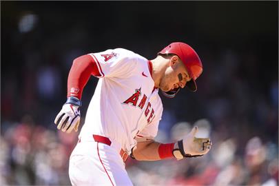 MLB(影)／「神鱒」敲關鍵全壘打!　不僅達生涯新里程碑還逼近400轟