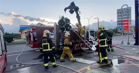 快新聞／宜蘭抓斗車「路上起火」　臨停加油站前滅火