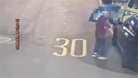 詭！沒下雨卻撐傘　男子沿路開車門　鎖定車內財物