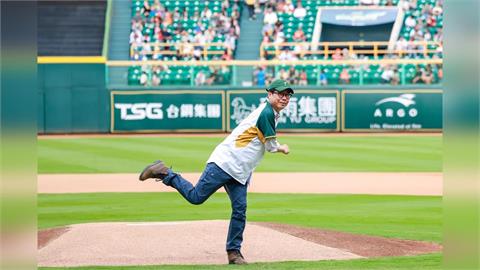 台鋼雄鷹澄清湖主場開幕戰　陳其邁任「開球嘉賓」亮相