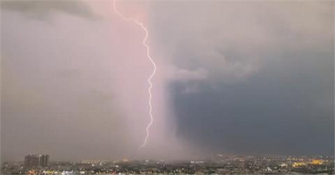 中部午後強降雨雷聲大作　閃電狂劈如雷神降臨