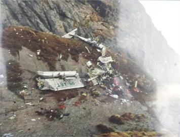 快新聞／尼泊爾失聯飛機墜毀　殘骸散落山坡照片曝光