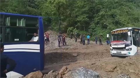 尼泊爾2巴士遭土石流沖走　至少66乘客下落不明