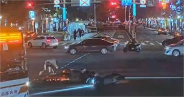 路口驚險「滑壘逃生」機車追撞現場像職業球員表演 騎士僅輕傷