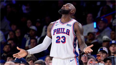 NBA(影)/24年了還賣老命!詹皇罕見當先發中鋒跳球 球評:他要習慣恩比德不在