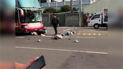 最新／高雄車禍！遊覽車擋風玻璃碎裂　兩名機車騎士倒地濺血