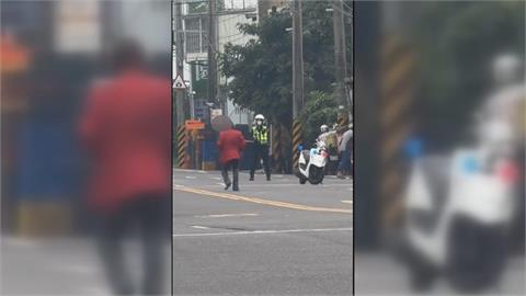 疑失業心情不好！男子持刀隨機砍2女　警開2槍制伏