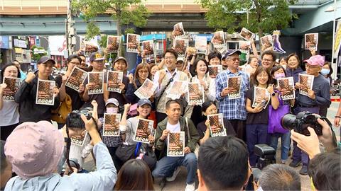 沈伯洋化身派報員發「順報」　民眾大排長龍搶領創刊號