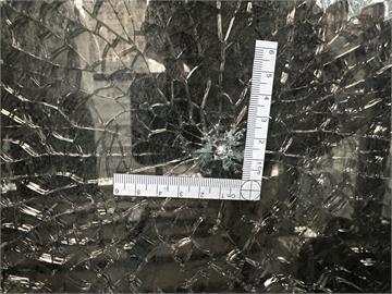 獨家／新北某社區疑遭射擊「落地窗碎成蜘蛛網」　半個月發生5件「居民遭嚇哭」