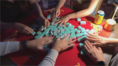 40歲男「黏在牌桌上」24小時沒起身！竟罹「經濟艙症候群」險喪命