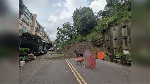 驚險一瞬間！高雄小港三層樓高擋土牆坍塌　整片土石、樹木滑落壓毀機車