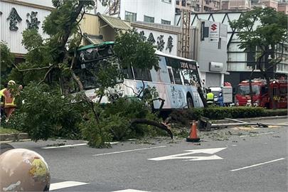 快新聞／疑身體不適！新北蘆洲1公車自撞分隔島　1乘客受輕傷