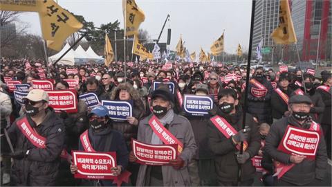 互不讓步！南韓醫師罷工續燒　教授集體剃髮抗議