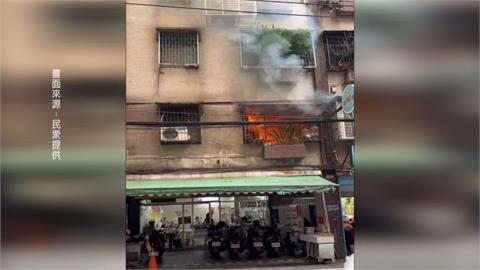 板橋公寓竄火舌！驚險瞬間曝光　現場頻傳爆炸聲響　5人預防性送醫