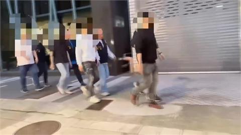 二殯旁驚見"球棒隊"　疑生意糾紛8黑衣人砸會館.牌位