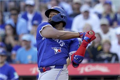 MLB(影)／賠了夫人又折兵!　藍鳥輸掉比賽主砲還因一壘守備劈腿傷退