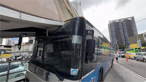 台中台灣大道恐怖車禍！　公車遭追撞「硬闖」衝進BRT站