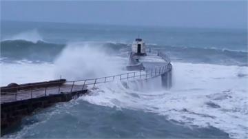 暴風來襲 愛爾蘭沿海掀巨浪 渡輪險遭吞噬