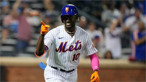 MLB(影)／有這種好康？「跑者找手套觸殺出局」尷尬場面網友笑翻