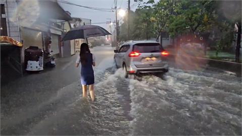 瞬間大雨！台南南區灣裡省躬一街水淹腳踝　積水來不及排出「馬路一度變小河」