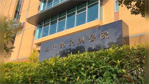 新影片曝光！　醫材業者對女病患開刀　主刀醫師未穿手術衣一旁「抱胸監督看」