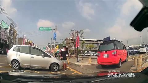 插隊釀糾紛！　正義男肉身擋違規車遭撞　怒打爆對方後照鏡