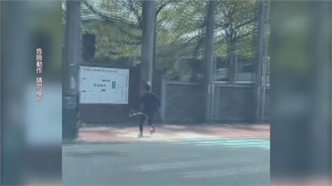 路中央有蛇！　彰化男憂蛇被輾　下車「徒手」抓蛇
