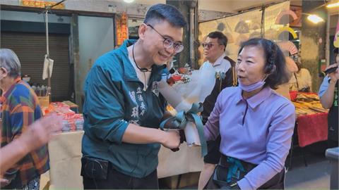 賴瑞隆至小港二苓市場掃街　民眾自發送花加油打氣