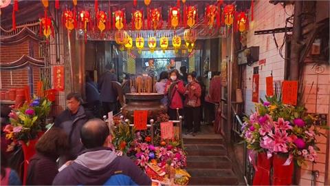 信徒「頭牙日」補財庫　備麻糬、花生參拜盼「黏錢」財運旺