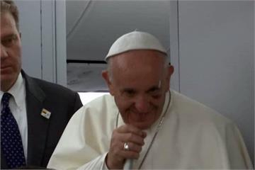 教宗見信徒不慎撞頭 笑回記者「沒事啦」