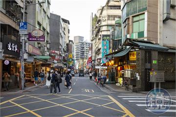走台灣人行道像闖關！日網紅曝「走沒幾步就跌倒」　直呼：在這活不下去