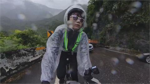 台妞單車環島挑戰「最危險公路」　一出隧道遇大暴雨超崩潰