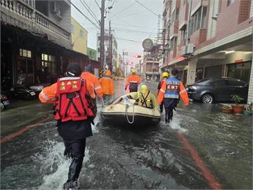 台南安定淹水　消防局出動小艇助洗腎民眾就醫