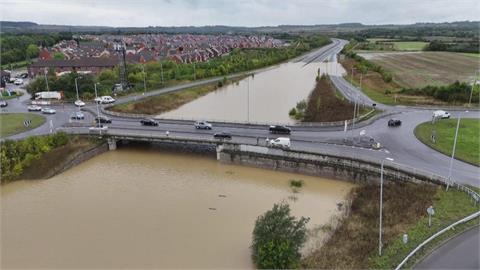 英國慘遇豪雨狂倒！馬路全填平「汽車滅頂」慘況曝光