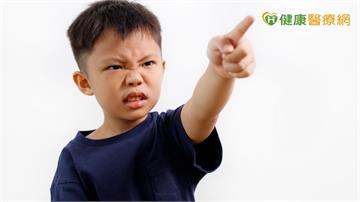 孩子愛推人、不合群是調皮？醫揭「觸覺敏感警報器」作祟真相