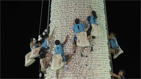 香港長州搶包山決賽！　參賽者化身「蜘蛛人」奪平安包