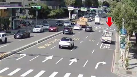 新北載水管貨車「沒測好距離」　加油站收費亭遭衝撞歪斜傾倒